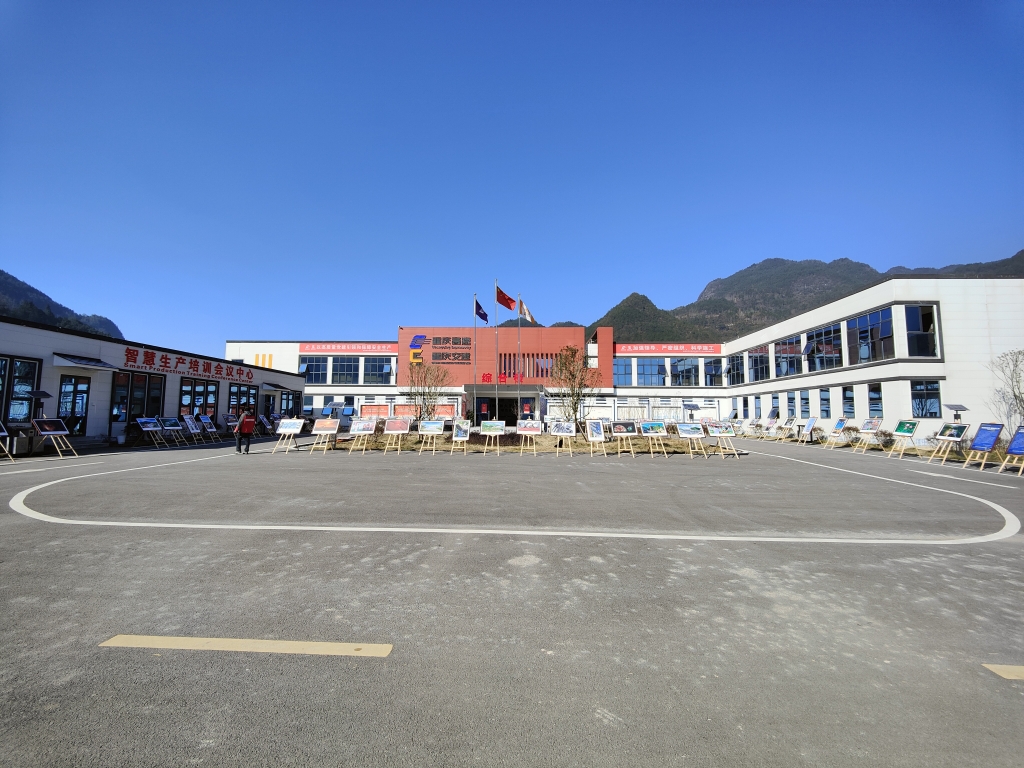 2022年11月14日，，，，，，，，重庆9001cc金沙以诚为本公路建设史上摄影展首次走进建设工地——巫云开公司组织“贯彻落实党的二十大精神 起劲开创巫云开建设新时势——巫云开9001cc金沙以诚为本摄影巡展”。。。。。 (1)